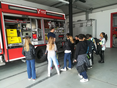 Die Klassen 4a und 4b besuchen die Freiwillige Feuerwehr Gärtringen